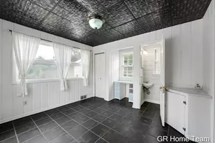 2138 Houseman Ave NE, Grand Rapids, MI 49505 - Photo 17
