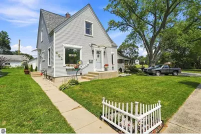 521 E Chapin Street, Cadillac, MI 49601 - Photo 1