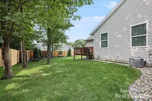 2637 Stockwood Dr NE, Grand Rapids, MI 49505 - Photo 25
