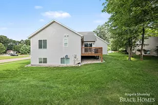 2637 Stockwood Dr NE, Grand Rapids, MI 49505 - Photo 27