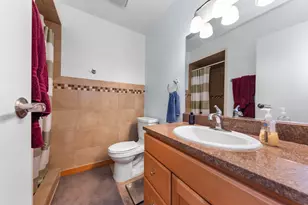 605 Watersedge Dr, Ann Arbor, MI 48105 - Photo 25