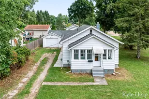 837 E Marshall St, Hastings, MI 49058 - Photo 3