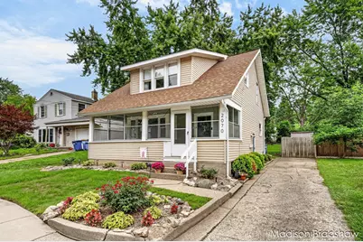 2070 Monroe Avenue NW, Grand Rapids, MI 49505 - Photo 3