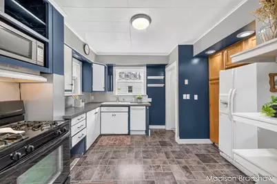 2070 Monroe Avenue NW, Grand Rapids, MI 49505 - Photo 15