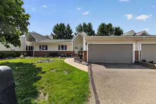 35075 Hillside Dr, Farmington, MI 48335 - Photo 3