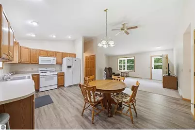 275 S 35 Road, Cadillac, MI 49601 - Photo 7