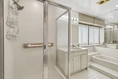 5655 Hillcrest Circle E, West Bloomfield, MI 48322 - Photo 17