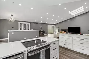 5655 Hillcrest Cir E, West Bloomfield, MI 48322 - Photo 7