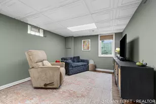 1074 Washtenaw Dr NE, Grand Rapids, MI 49505 - Photo 21
