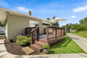 1074 Washtenaw Dr NE, Grand Rapids, MI 49505 - Photo 27