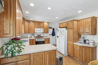 318 Kenway Drive, Lansing, MI 48917 - Photo 9