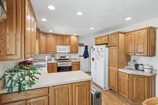318 Kenway Dr, Lansing, MI 48917 - Photo 9