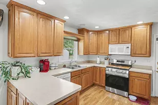 318 Kenway Dr, Lansing, MI 48917 - Photo 11