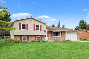 318 Kenway Dr, Lansing, MI 48917 - Photo 3