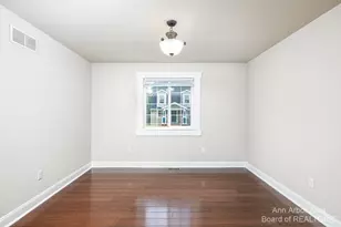 2 Maple Vlg Ct, Ann Arbor, MI 48103 - Photo 7