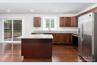 2 Maple Vlg Court, Ann Arbor, MI 48103 - Photo 3