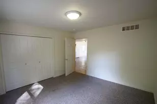 1327 Fraternity Village Dr, Kalamazoo, MI 49006 - Photo 9