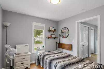 32 W McKinley Avenue, Zeeland, MI 49464 - Photo 9