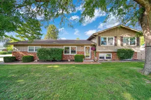 105 Sunset Dr, Blissfield, MI 49228 - Photo 1