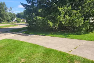 601 SE Manor Dr, Albion, MI 49224 - Photo 3