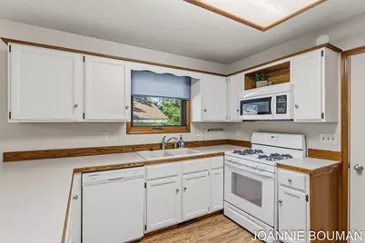1323 Floral Street, Holland, MI 49423 - Photo 9