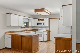 1323 Floral St, Holland, MI 49423 - Photo 7