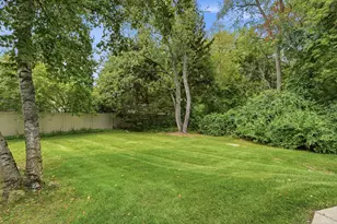 240 Pine Tree Ridge Dr, Waterford, MI 48327 - Photo 3