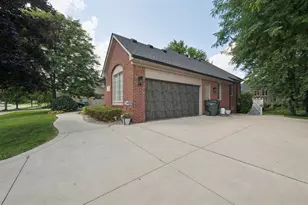 11215 Wilshire Dr, Shelby Twp, MI 48315 - Photo 3
