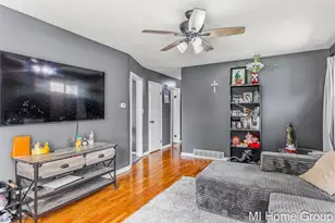 317 W 28th St, Holland, MI 49423 - Photo 9