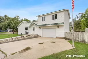 302 John St, Clare, MI 48617 - Photo 5