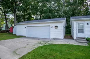 104 Dale Dr, Houghton Lake, MI 48629 - Photo 17