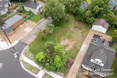 558 E Apple Avenue, Muskegon, MI 49442 - Photo 1