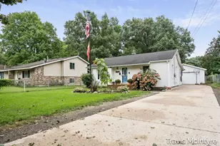 717 W Montcalm St, Greenville, MI 48838 - Photo 3