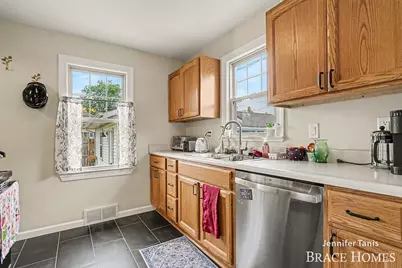 147 E 16th Street, Holland, MI 49423 - Photo 7
