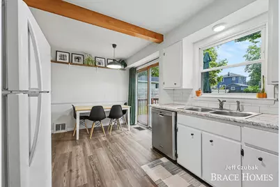 1344 Mayfield Avenue NE, Grand Rapids, MI 49505 - Photo 7