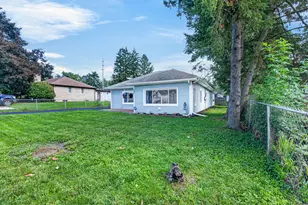 887 Bryant Ave, Jackson, MI 49202 - Photo 3