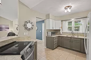 226 Embury Dr, Battle Creek, MI 49014 - Photo 3