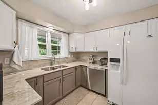 226 Embury Dr, Battle Creek, MI 49014 - Photo 5