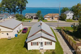 5401 W Houghton Lake Dr, Houghton Lake, MI 48629 - Photo 1