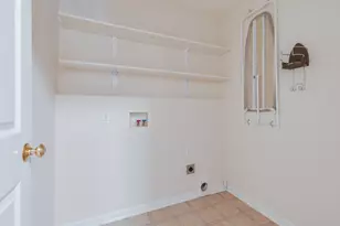 318 Barrington Cir, Lansing, MI 48917 - Photo 23