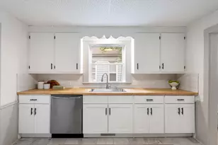 1570 Quarry Ave NW, Grand Rapids, MI 49504 - Photo 7