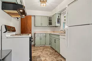 221 Cloverland Dr, Lansing, MI 48910 - Photo 5