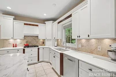 4260 S Oak Pointe Court NE, Grand Rapids, MI 49525 - Photo 13