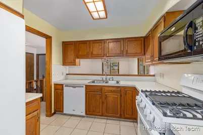 2142 Remington Way NE, Grand Rapids, MI 49505 - Photo 9