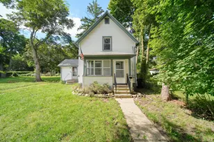 718 N Blackstone St, Jackson, MI 49202 - Photo 1
