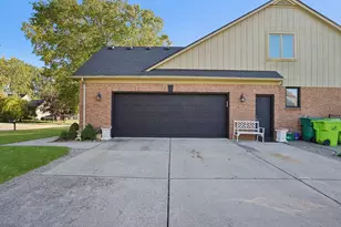 46793 Springwood Dr, Macomb, MI 48044 - Photo 3
