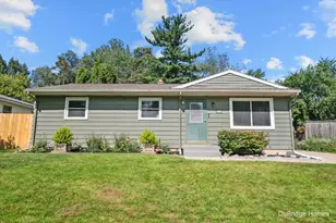 977 Coventry Dr NW, Grand Rapids, MI 49544 - Photo 1
