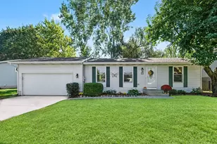 918 N Park Ct NE, Grand Rapids, MI 49525 - Photo 1