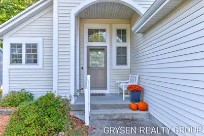 642 Clover Ridge Avenue NW, Grand Rapids, MI 49504 - Photo 5