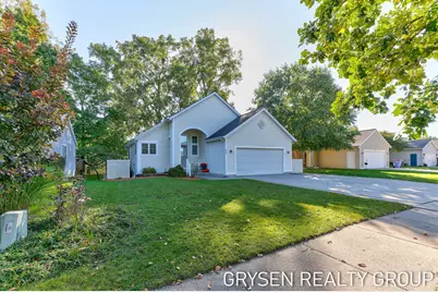 642 Clover Ridge Avenue NW, Grand Rapids, MI 49504 - Photo 3
